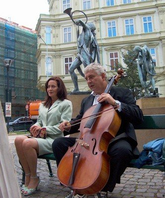 Miroslav Donutil a Simona Stašová natáčeli jednu povídku na pražském Senovážném náměstí.