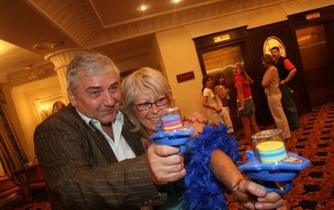 Miroslav Donutil si na večírku užíval jak se svojí manželkou Zuzanou…