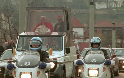 Miroslav Jáchym má s řízením papamobilu bohaté zkušenosti, vozil už Jana Pavla II. v letech 1995 a 1997.