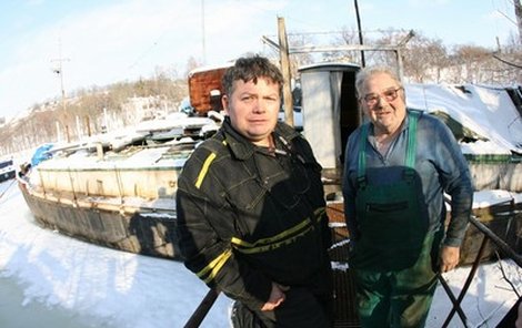 Miroslav Kohout s otcem Vladimírem bydlí na lodi. „Ještě jsme nezamrzli,“ pochvalují si.