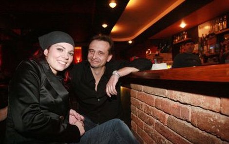 Míša Nosková se svým novým přítelem Petrem si zabrali místo na baru v zákulisí.