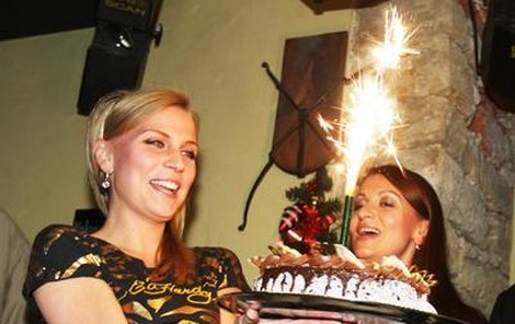 Míša Ochotská dostala od svých hereckých kolegů velký narozeninový dort. Ochutnat ho ale pak nechtěla.