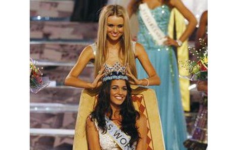 Miss World 2008 Ksenia Suchanovová z Ruska předává korunku své nástupkyni – Kaiane Aldorinové z Gibraltaru.