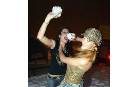 Missky Kateřina Sokolová (v čepici) a Denisa Přibylová vyběhly z klubu ven se zchladit jen v sexy tričkách a pořádně se zkoulovaly.