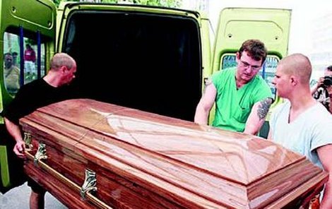 Mladíkovo tělo odvezla pohřební služba ve speciální rakvi.