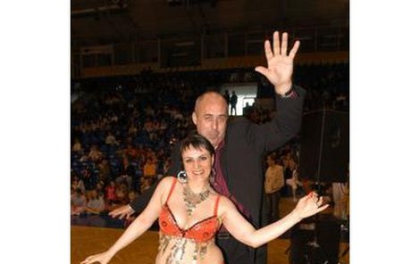 Moderátor Petr Salava si na »missím« tour rád zatančí s břišní tanečnicí Evou Grambalovou-Bezdíčkovouz Opavy.