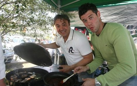 Moderátoři Martin Zounar (vlevo) a Petr Martinák o víkendu křepčili nad grily.