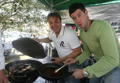 Moderátoři Martin Zounar (vlevo) a Petr Martinák o víkendu křepčili nad grily.