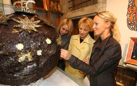 Moderátorka Zuzana Belohorcová (vpravo) a modelka Martina Šmuková (uprostřed) mlsně uždibovaly z čokoládové koule.