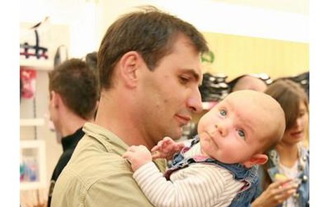 Modré oči malý Antonín po tátovi nemá. V náručí tatínka Jirky Macháčka se však cítil spokojeně a vůbec neplakal.