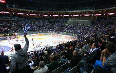 Modrobílé hlediště v O2 areně vytvořilo extraligovému hokeji parádní kulisu.