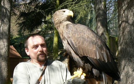 Mořský orel se svým páníčkem.