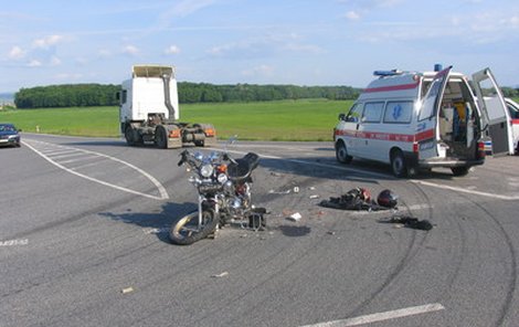 Motocyklista skončil v nemocnici s těžkým zraněním.