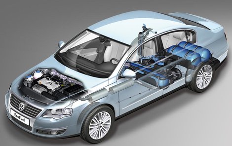 Motor samočinně kombinuje jízdu na benzin a stlačený zemní plyn (CNG).   
Nádrže na stlačený zemní plyn (CNG) 
* Čerpacích stanic na CNG je bohužel v současné době v Česku velmi málo. 