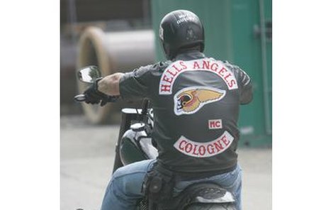Motorkáře z Hells Angels zdobí kožené bundy s typickým logem smrtihlava s oranžovým křídlem.