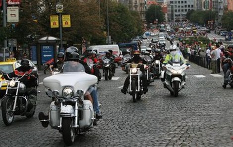 Motorkáři projíždějící Prahou měli jako doprovod policii