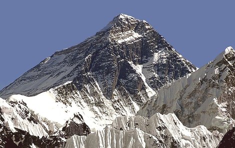 Mount Everest řeší nečekaný problém.