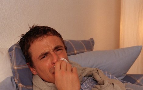 Muž onemocnění virózou nebo chřipkou prožívá hůř než žena.