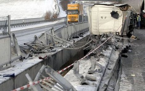 Muž propadl mezerou mezi dálničními mosty a zabil se pádem do hloubky 30 metrů.