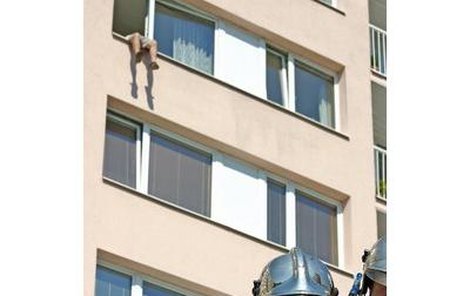 Muž se soukal z okna ven, aby spáchal sebevraždu.