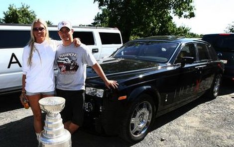 My tři a naše auťáky! Simona Krainová, její miláček Jiří Hudler, Stanley Cup a bouráky. 