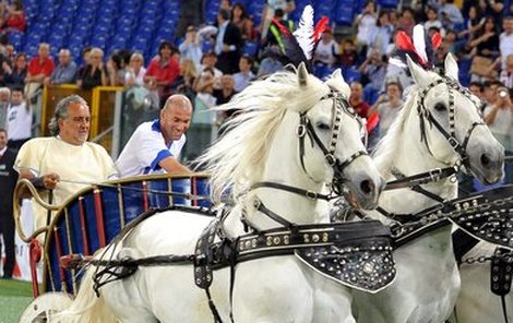 Na Candelovu rozlučku přijeli hráči na gladiátorských vozech. Tenhle přivezl Zidana (vpravo).