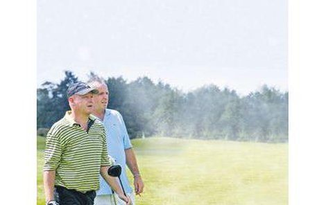 Na golfu s kamarádem Vízkem. „Stihl jsem jen dva turnaje za dobu, co jsem předsedou,“ svěřil se Hašek na Gambrinus liga Open.