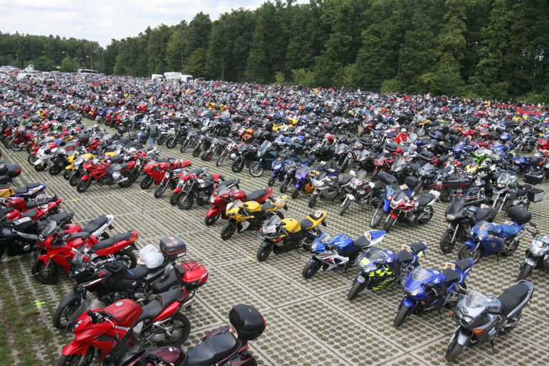 tisíce motocyklů.
