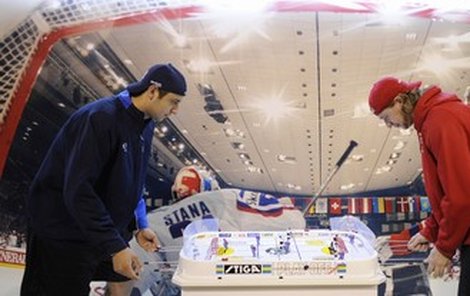Na hokej může Ondřej Pavelec (vlevo) chvíli zapomenout, zahraje si tak maximálně stolní verzi jako na MS s Jakubem Voráčkem.