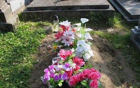 Na hrobeček zavražděného Románka rodina pravidelně nosí květiny, hračky a svíčky.