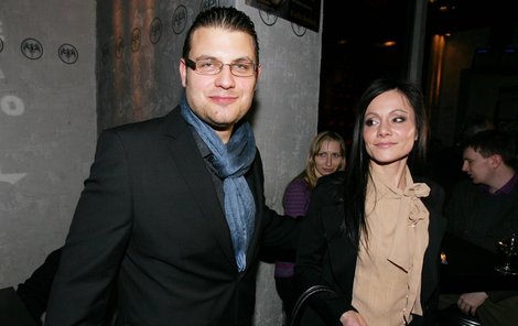 Na jedné straně baru postával Petr Svoboda s manželkou Luciou Gažiovou...