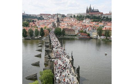 Na Karlově mostě dnes začínají opravy. Potrvají tři roky.