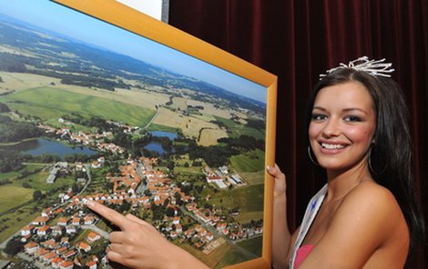 Na leteckém snímku Náramče, který dostala jako dar, hned našla svůj rodný dům.