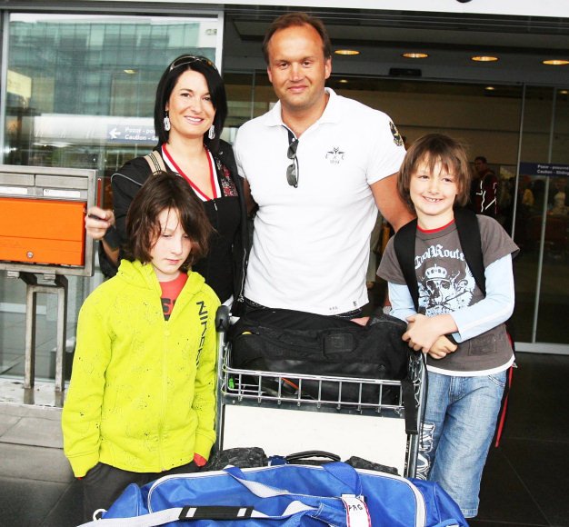 Na Marka Víta a děti čekala na letišti manželka Mirka Čejková.