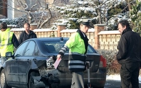 Na místo brzy dorazila policie. Do protokolu mohla zaznamenat i Johnovy oči pro pláč.