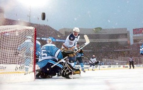 Na nebi se smráká, sype se sníh, kolem tyček sviští puky… Tady třeba na branku Pittsburghu dotírá Rakušan Thomas Vanek.