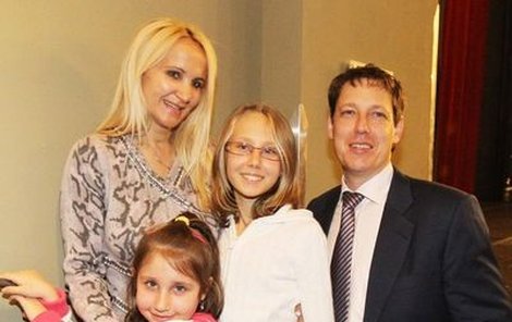 Na nové bydlení se těší všechny Grossovy »ženy«. Kromě manželky Šárky i dcerky Deniska (uprostřed) a Natálka.