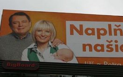 Na novém billboardu ČSSD je šéf strany Paroubek se svou rodinou.