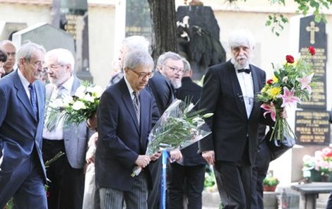 Na Olšanské hřbitovy přišli Smoljakovi spolupracovníci z Divadla Járy Cimrmanna.