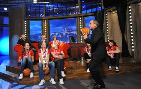 Na pohovce trenér Blažek s Bortelovou, na schůdku pak Elhotová, Bednářová, Burgrová, Šujanová a Pecková s úsměvem sledovali basketbalový pokus Jana Krause.