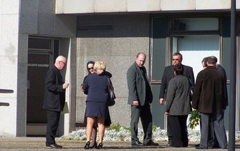 Na pohřbu advokátky nechyběla ani dcera z druhého manželství Judita Kabzanová (s brýlemi) a manželPavel Kabzan (uprostřed).