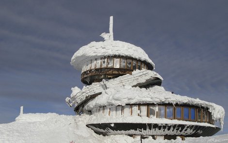 Na polské straně Sněžky se zřítila část observatoře.