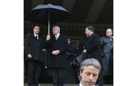 Na poslední rozloučení s hejtmanem Rabasem dorazili i prezident Václav Klaus a pražský primátor Pavel Bém (vpředu).