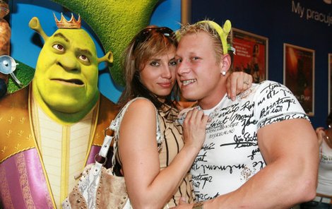 Na premiéru svého oblíbeného ﬁlmového hrdiny přivedl Shrek přítelkyni Lenu Záhorskou. 