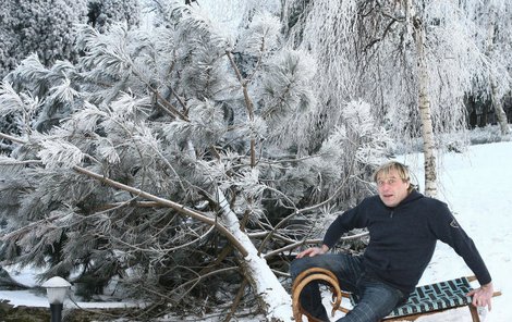 Na saních může Petr Urban trénovat i doma na zahradě. Jen se mu nesmí do cesty postavit statný strom. Kmen se pak kácí, statný sáňkař vítězí!