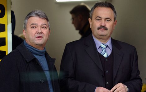 Na schůzku svolanou ostravským bossem Peterou byl z Teplic pozván jen »mocný« předseda představenstva Štěpán Popovič (vlevo), ředitel František Hrdlička ho zastoupit nemůže.