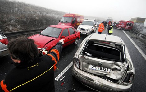 Na silnici mezi Olomoucí a Prostějovem se postupně srazilo 30 aut.