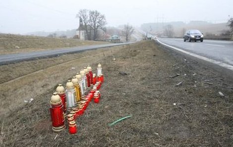 Na silnici smrti nehodu připomíná několik svíček.