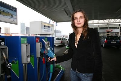 Na stále stoupající ceny benzinu si budeme muset zřejmě zvyknout.