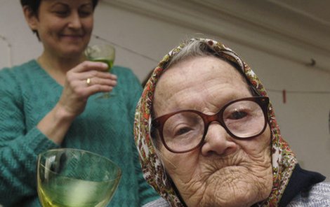 Na své 109. narozeniny si babička ráda připije bílým vínem.